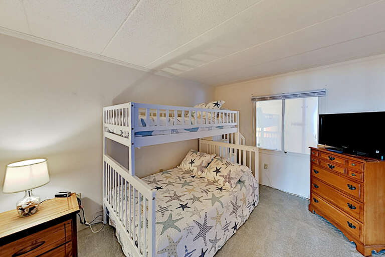 Diamond Head 312 - Second bedroom-Pyramid Bunk Bed