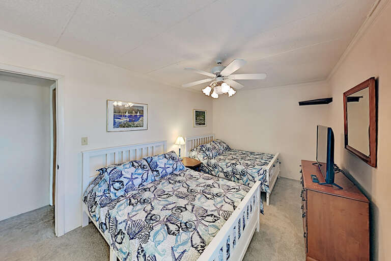 Diamond Head 312 - Bedroom with Queens