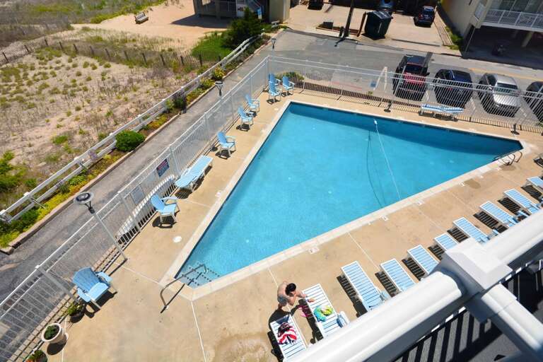 OUTDOOR-POOL-BELOW-UNIT