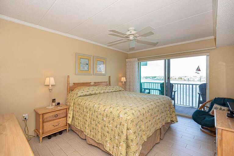 King-Master-Bayfront-Bedroom