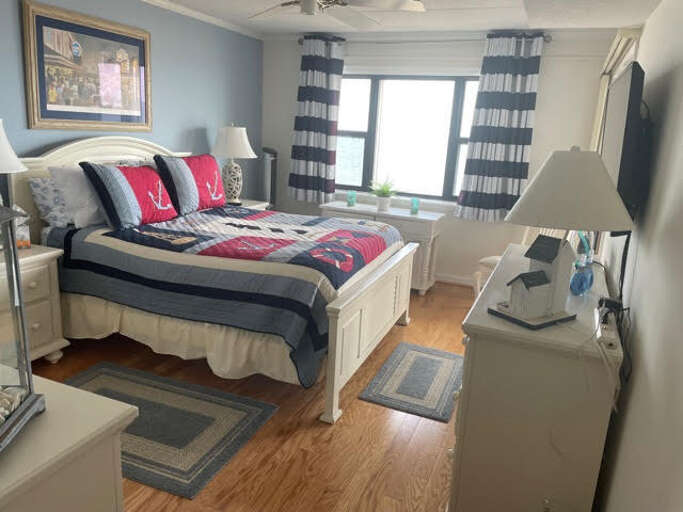 Master Bedroom - Queen