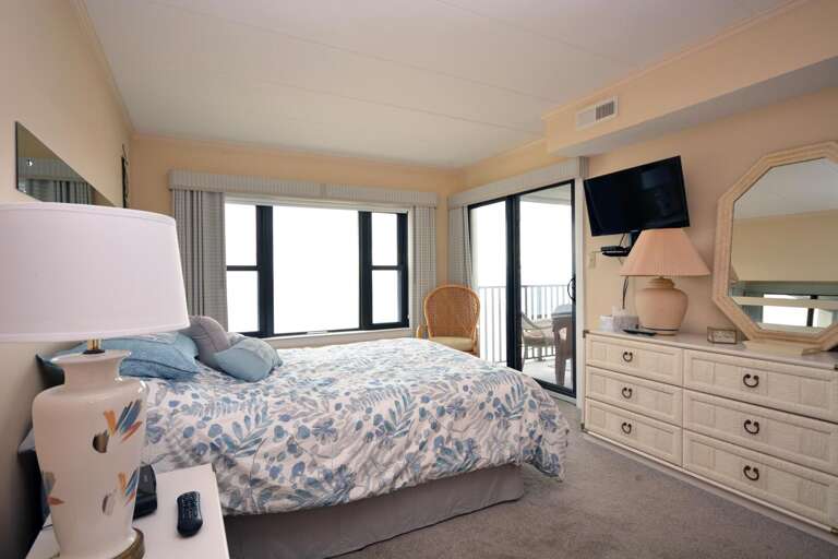 MASTER-OCEAN-FRONT-QUEEN-BEDROOM