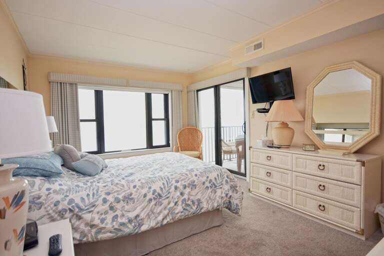 MASTER-OCEAN-FRONT-QUEEN-BEDROOM MASTER-OCEAN-FRONT-QUEEN-BEDROOM