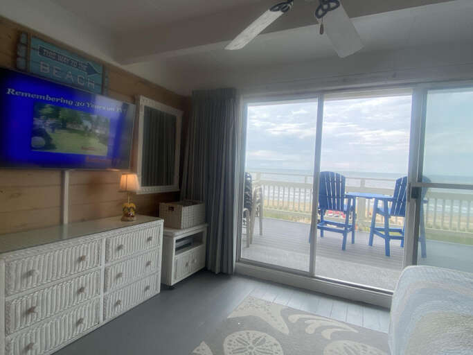 3nd floor Oceanfront MBR with a private deck
