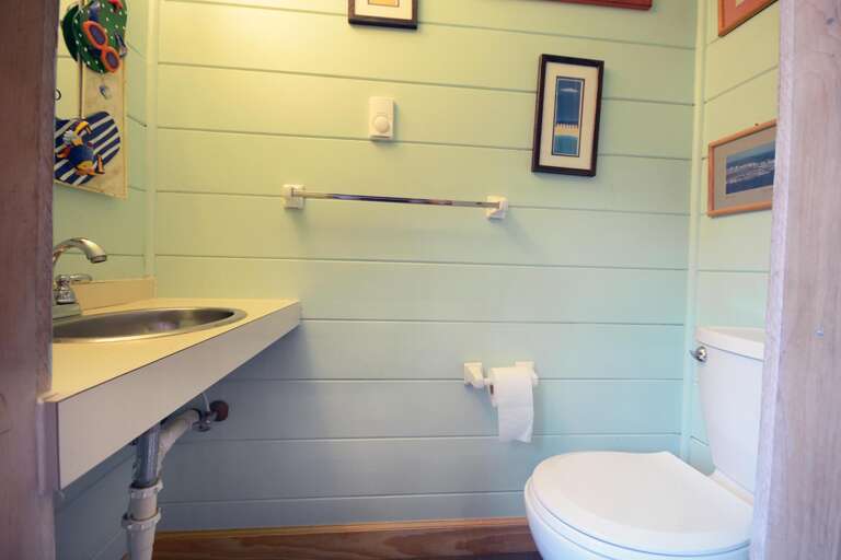 Hallf-Bath-off-of-Kitchen