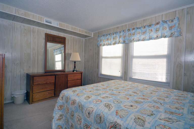 QUEEN-BEDROOM QUEEN-BEDROOM