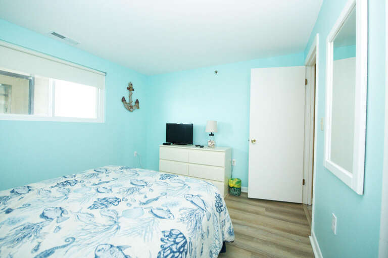 QUEEN-BEDROOM QUEEN-BEDROOM