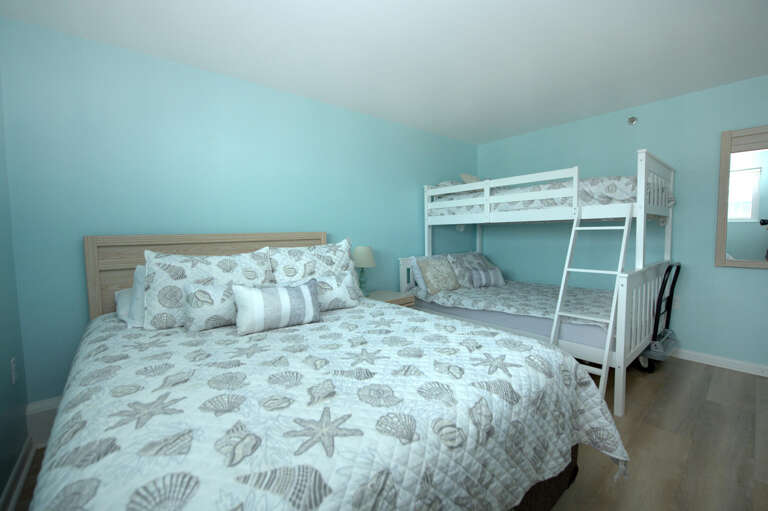 QUEEN-AND-PYRAMID-BED