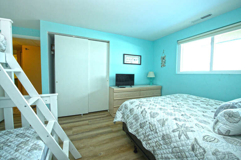 QUEEN-AND-PYRAMID-BED