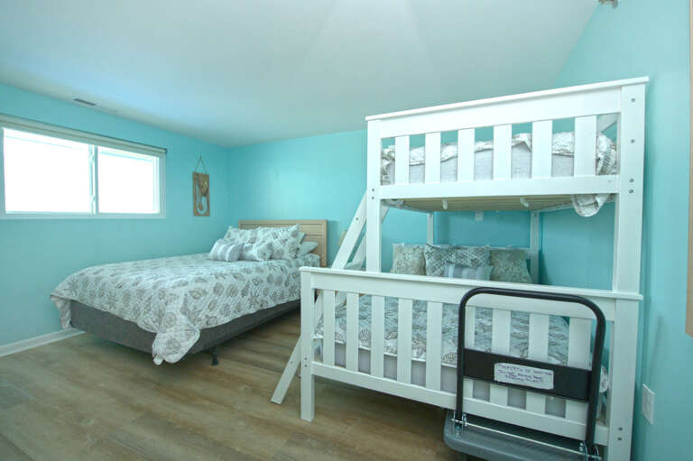 QUEEN-AND-PYRAMID-BED