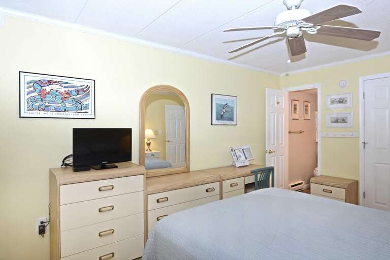 QUEEN-BEDROOM