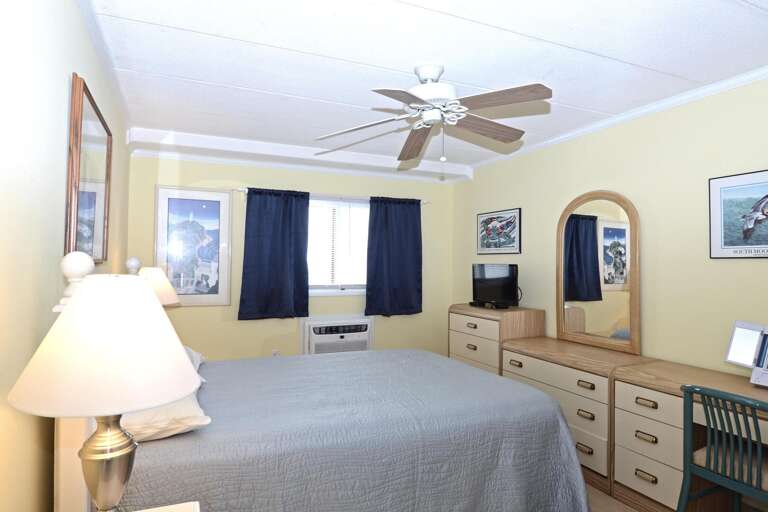 QUEEN-BEDROOM