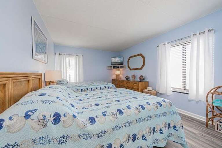 DOUBLE-AND-QUEEN-BEDROOM