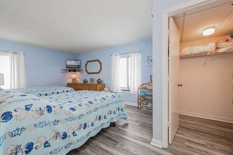 DOUBLE-AND-QUEEN-BEDROOM