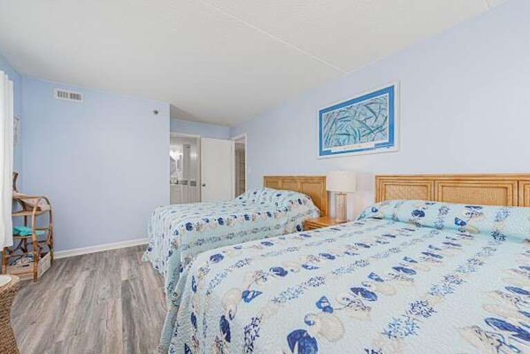 DOUBLE-AND-QUEEN-BEDROOM