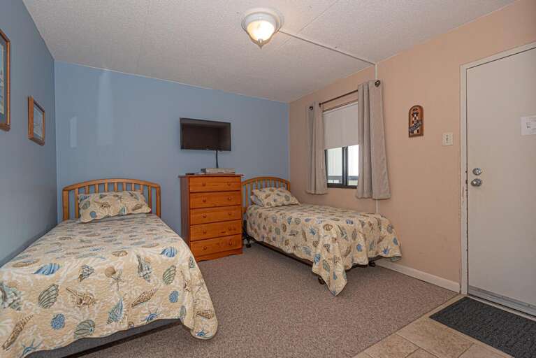 BR3/DEN - 2 TWIN BEDS