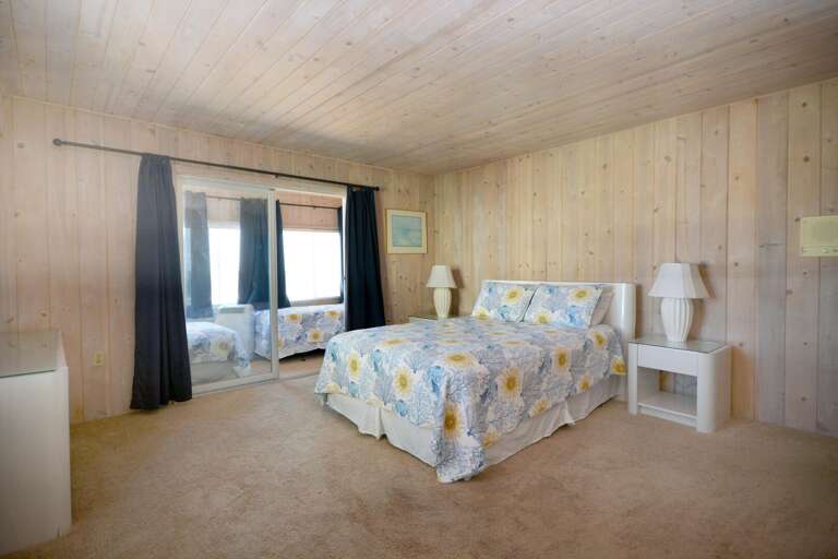 QUEEN-OCEAN=FRONT-ADJOINING FLORIDA ROOM WITH 2 TWINS