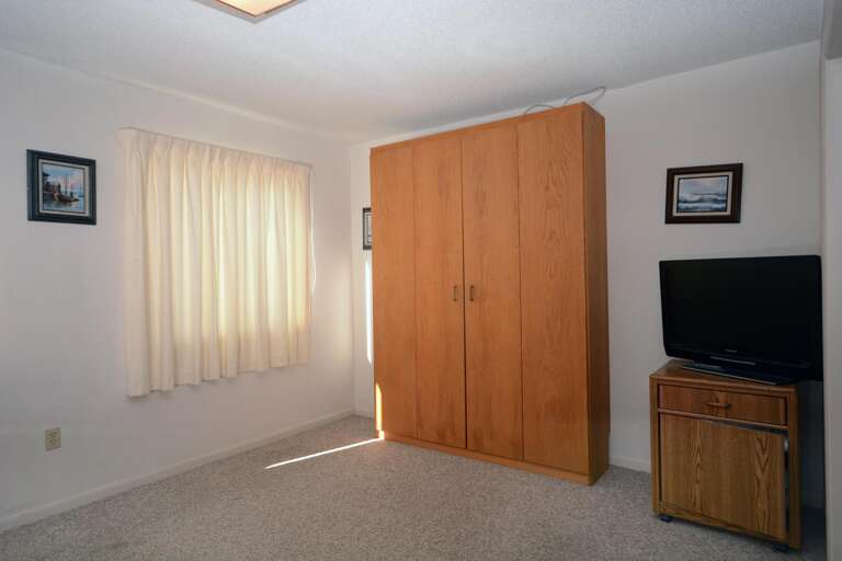 MURPHY-BED-NEXT-TO-DINING-AREA