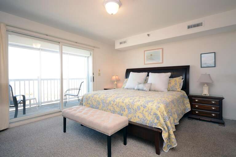 OCEANFRONT-MASTER-KING-BEDROOM