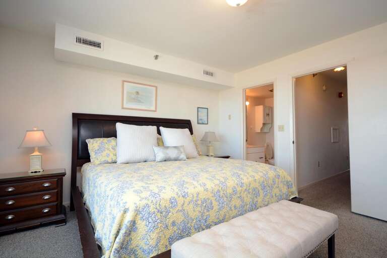 OCEANFRONT-MASTER-KING-BEDROOM