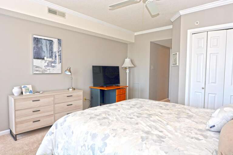 QUEEN-BEDROOM QUEEN-BEDROOM