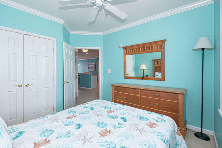 Sunset Island 4E- Queen Bedroom