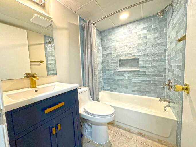 BATHROOM-WITH-TUB