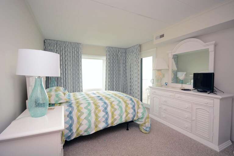 OCEAN--FRONT-QUEEN-BEDROOM OCEAN--FRONT-QUEEN-BEDROOM