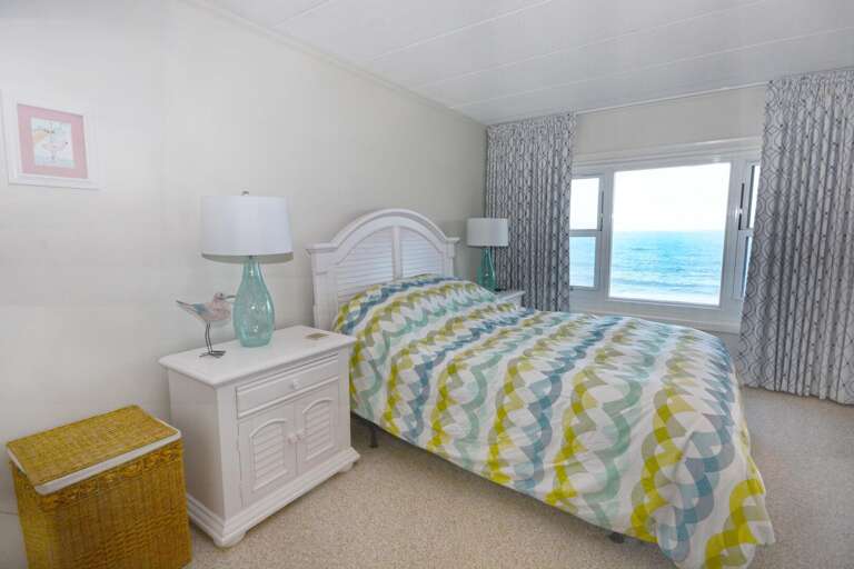 OCEANFRONT-MASTER-BEDROOM