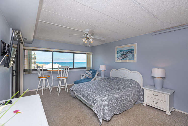 QUEEN-BEDROOM QUEEN-BEDROOM