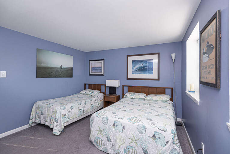 BEDROOM WITH DOUBLE AND TWIN BED