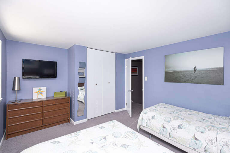 BEDROOM WITH DOUBLE AND TWIN BEDS