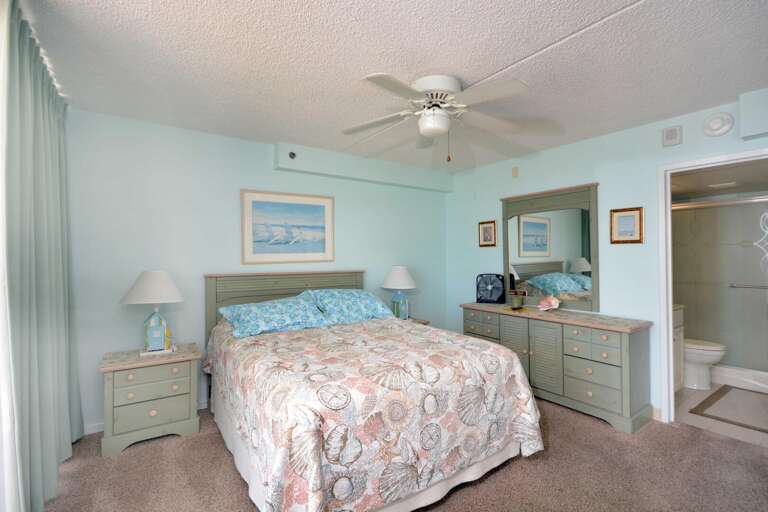 OCEANFRONT-QUEEN-BEDROOM