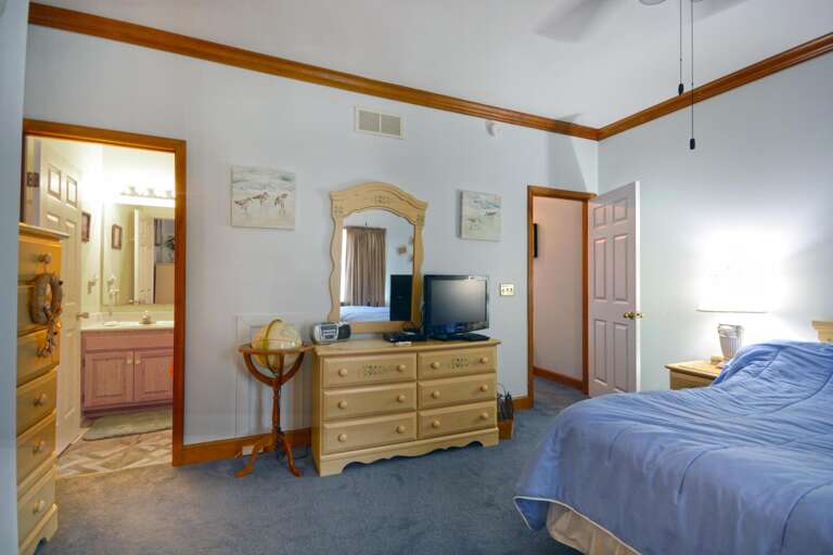 DOWNSTAIRS-KING-BEDROOM