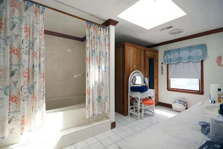 MASTER-BATHROOM