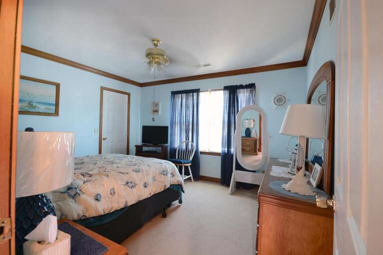 UPSTAIR-QUEEN-BEDROOM