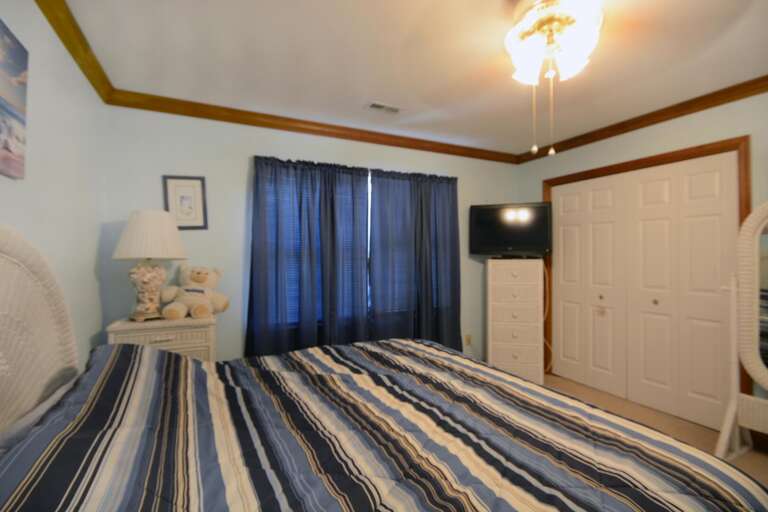 UPSTAIRS-KING-BEDROOM