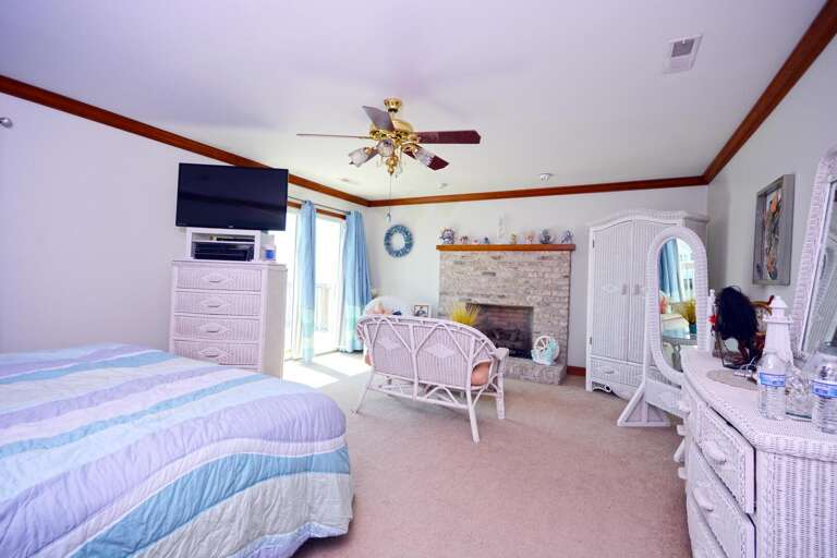 UPSTAIRS-KING-LARGE-MASTER