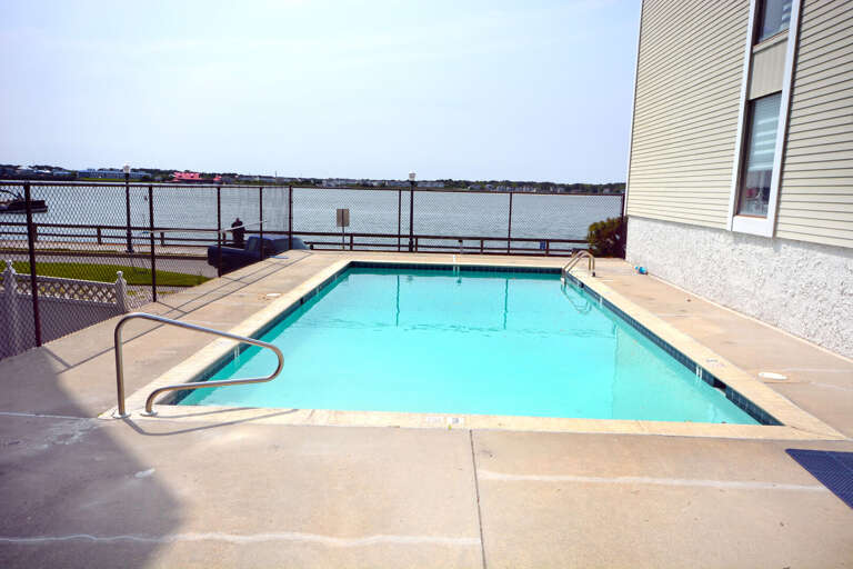 BAYFRONT-OUTDOOR-POOL