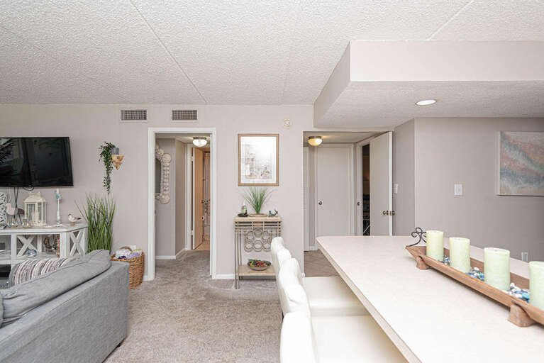 Atlantis 607 Living/Dining Area