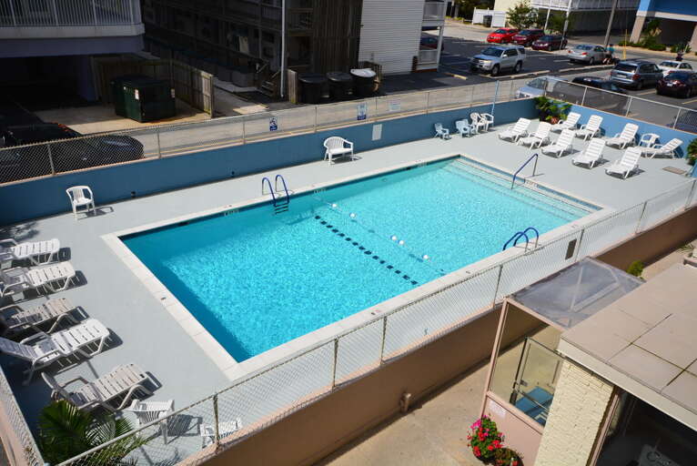 OUTDOOR-POOL