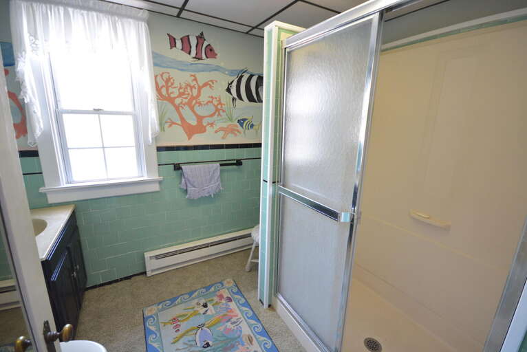 2nd floor hall full bathroom