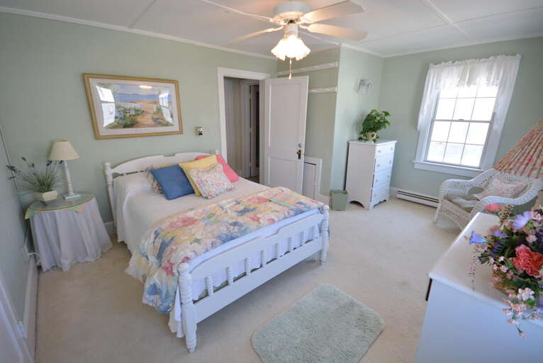 2nd floor Queen Bedroom