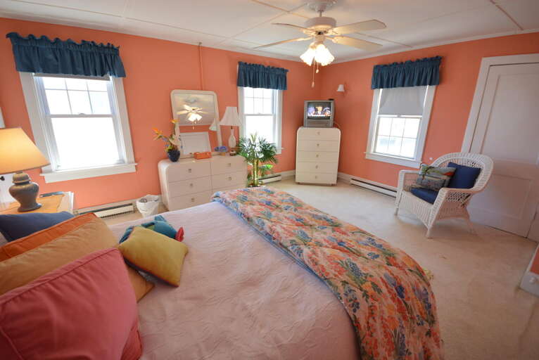 2nd floor Queen Bedroom