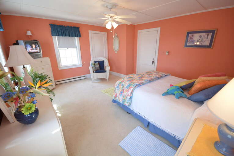 2nd Floor Queen Bedroom