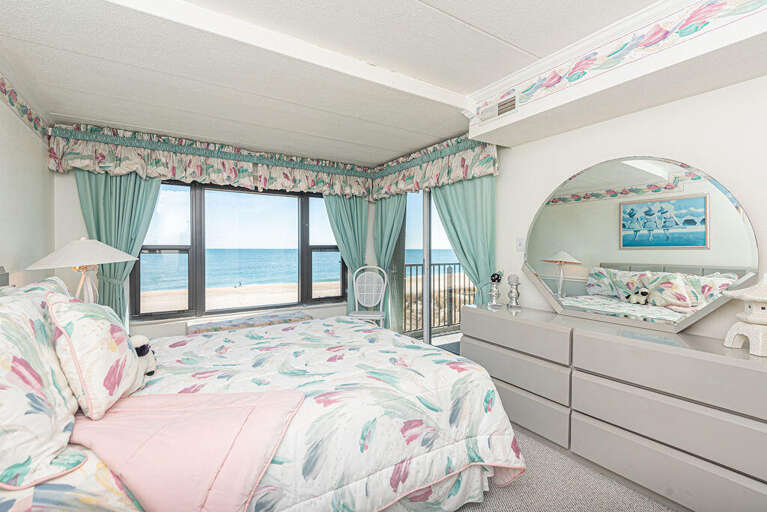OCEAN-FRONT-MASTER-BEDROOM