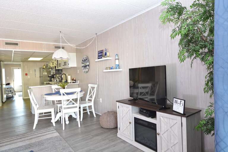 Starboard 2D-Living Area Starboard 2D-Living Area
