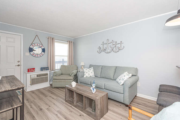 ORLEANS COURT 304-LIVING AREA