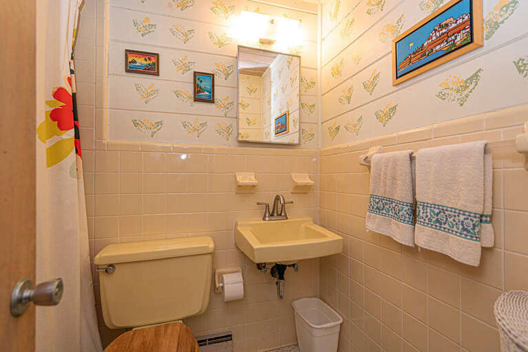 HALL-FULL-BATH-TOP-FLOOR