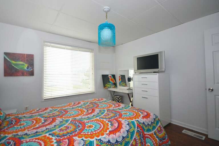 QUEEN-BEDROOM QUEEN-BEDROOM